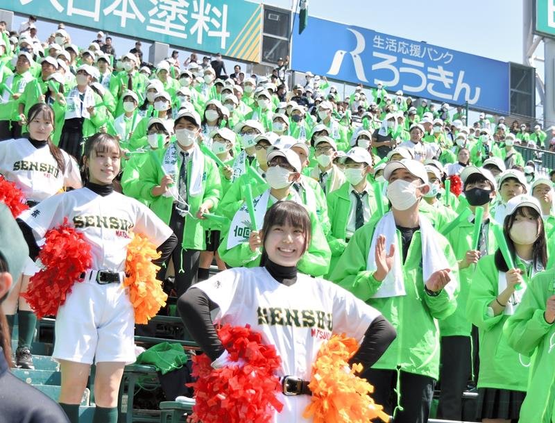 選手を応援する専大松戸スタンド＝２２日、兵庫県西宮市の阪神甲子園球場

