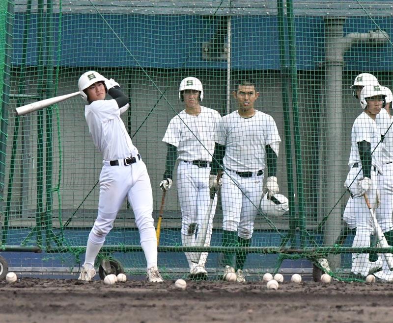 ３回戦に向けて調整する専大松戸の太田（左）ら＝大阪・舞洲

