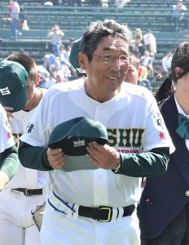 初戦の２回戦を勝利し、笑顔の専大松戸・持丸修一監督＝２２日、甲子園
