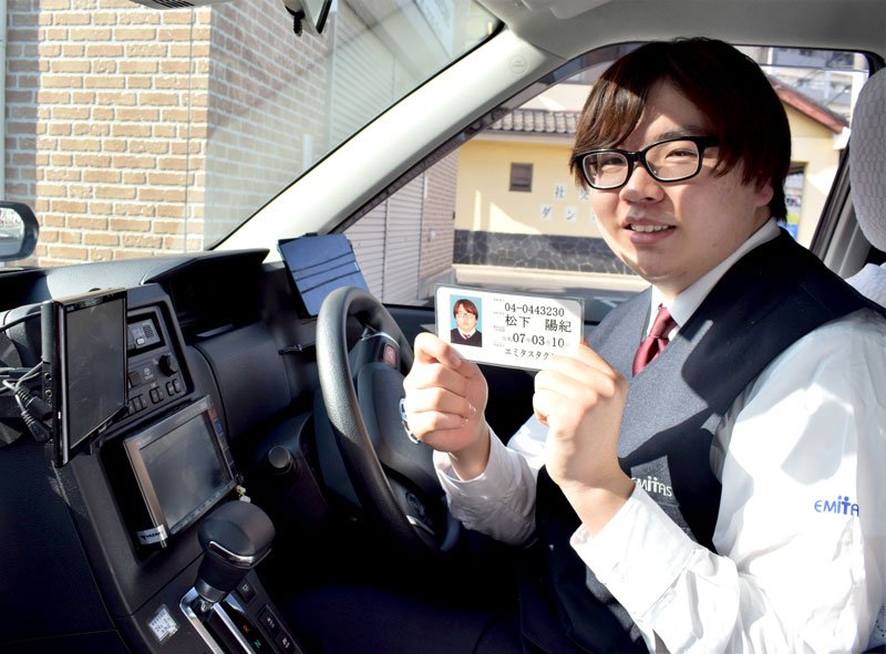 千葉県内最年少のタクシー運転手となった「エミタスタクシー柏」の松下さん＝柏市
