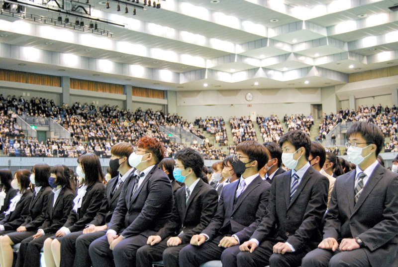 千葉ポートアリーナで開かれた千葉大学の入学式＝５日、千葉市中央区