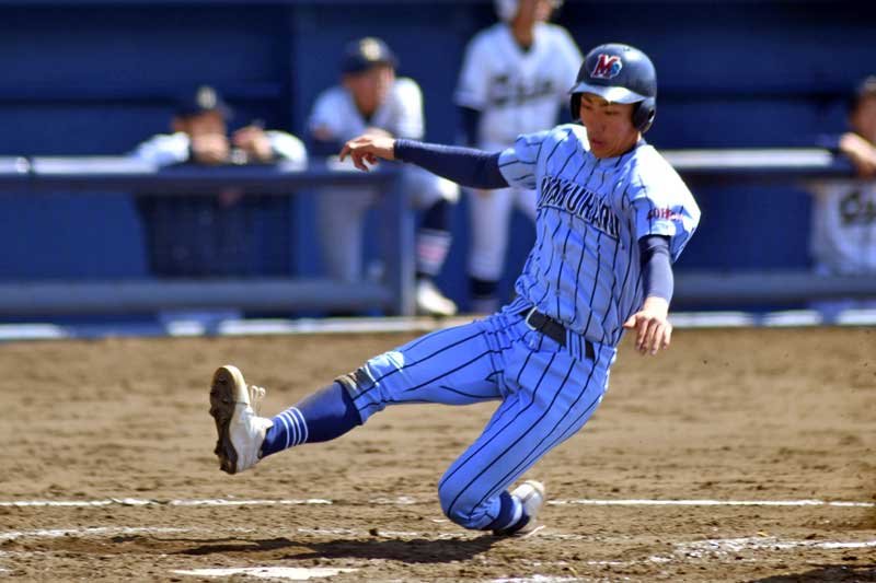 幕張総合―桜林　５回表幕張総合１死三塁、菊池の中犠飛で三走諫見が２点目のホームイン＝９日、県総合ＳＣ野球場