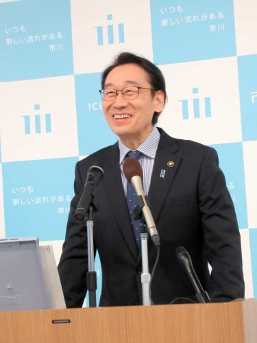 公務に復帰し会見する田中市長＝２５日、市川市