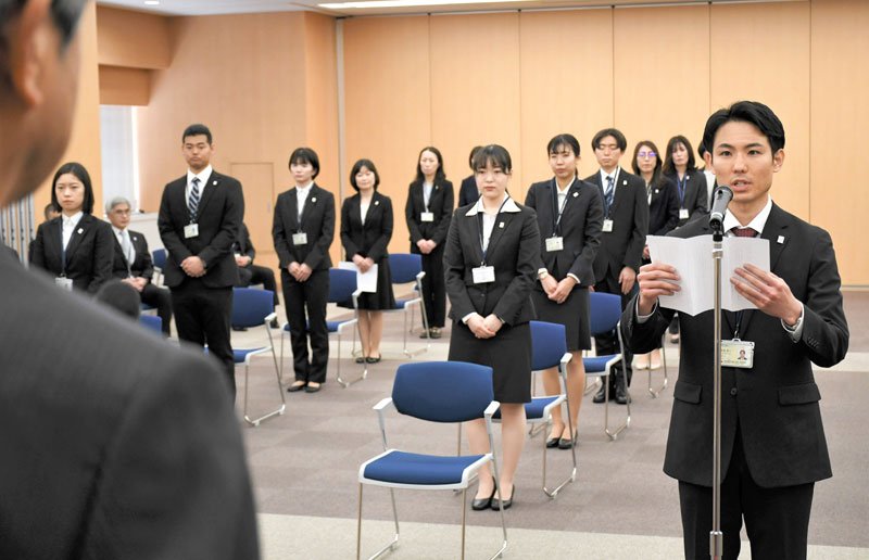 成田国際空港会社（ＮＡＡ）の入社式で、田村明比古社長を前に意気込みを語る新入社員。全員がマスクを外して素顔で出席＝３日、成田市
