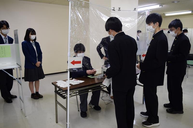 事前説明会で投票所事務を体験する高校生ら＝１日、千葉市中央区
