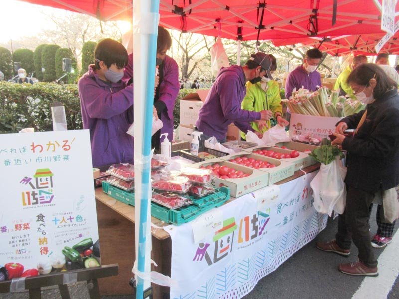 「いちベジ」の販売ブースで地元の野菜を買い求める消費者ら＝市川市