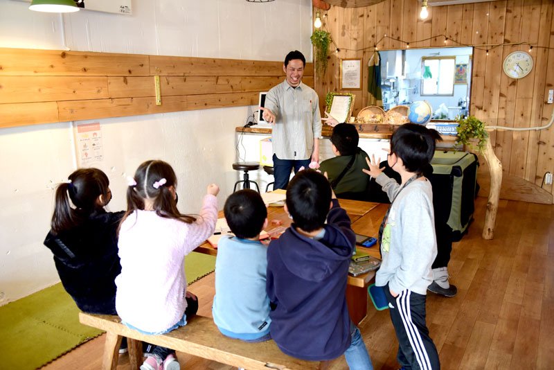 カザグルマに通う子どもたちとレクリエーションを行う清水さん＝成田市加良部