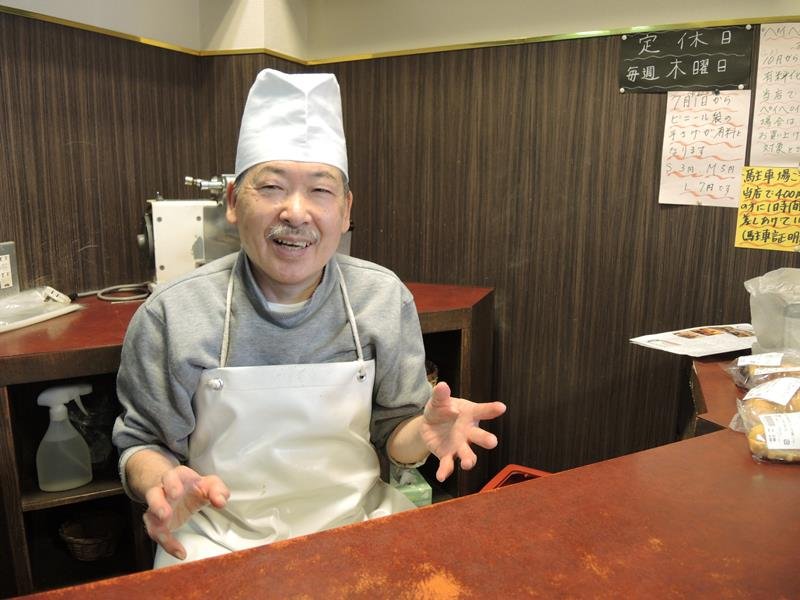 「物価高騰で値上げに追い込まれる個人商店の実情を知ってほしい」と話す井上さん＝柏市