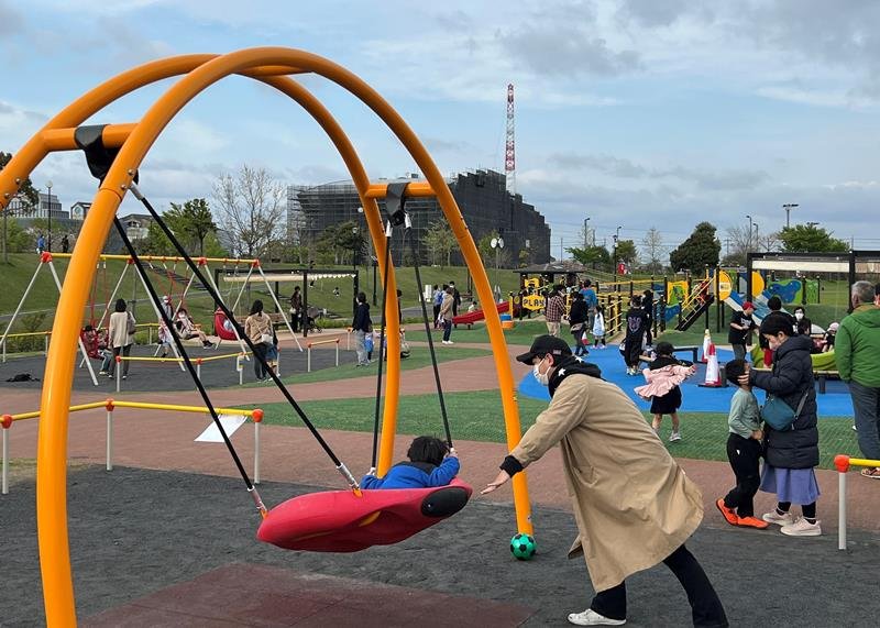 オープンしたインクルーシブ広場で遊ぶ親子連れ＝市原市の上総更級公園
