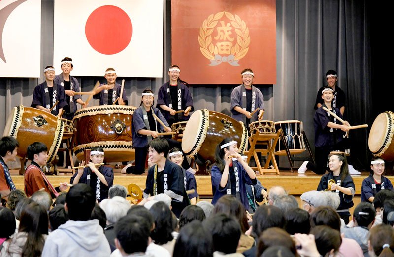 八千代高校など３校の生徒がコラボし、楽しそうに太鼓の音を響かせる合同演奏＝１５日、成田市
