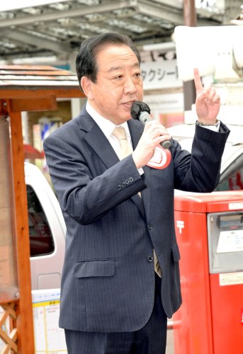 衆院千葉５区補選の応援で舌戦を繰り広げた立憲民主党最高顧問の野田佳彦元首相＝１５日、市川駅前