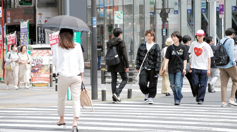 千葉市中央区では、日傘を差している人や半袖姿の人がみられた＝１９日午後１時ごろ