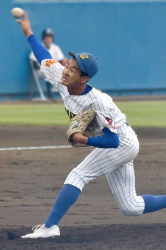 磯辺戦の９回に救援し最速１４５キロの直球を投げ込んだ中央学院の颯佐＝県総合ＳＣ