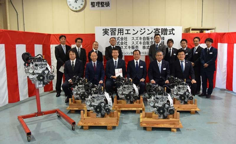 エンジンを寄贈した（前列右から）片桐社長、今村社長、玉越社長と、目録を持つ正示校長＝白井市
