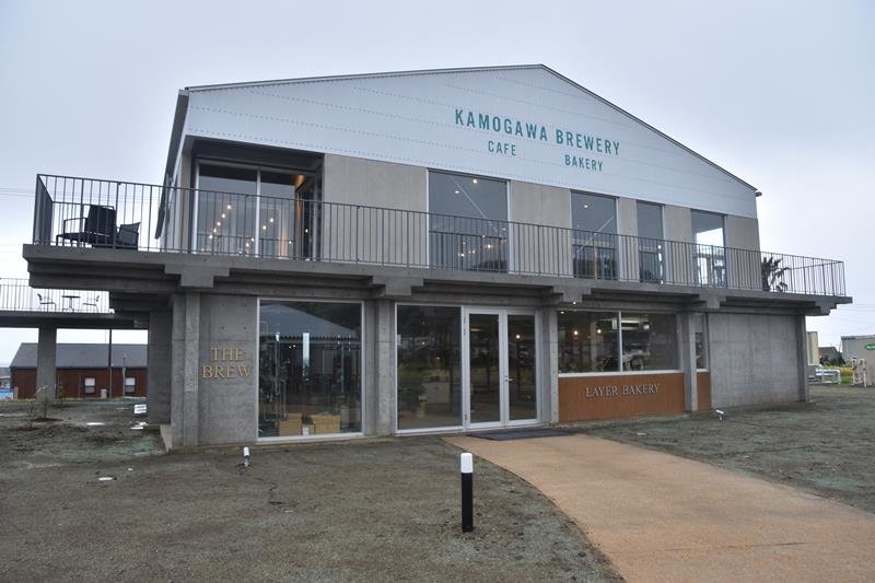 新たにオープンした「Ｋａｍｏｇａｗａ　ＳＥＡＳＩＤＥ　ＢＡＳＥ」。「カモガワブルワリー」では海を眺めながらクラフトビールやパンが味わえる＝鴨川市