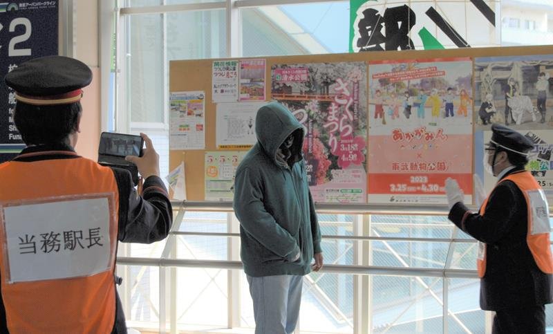 「１１０番映像通報システム」で映像を送信する駅員（左）＝２８日、流山市の流山おおたかの森駅
