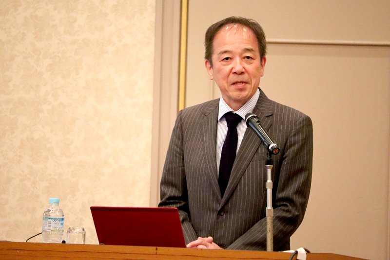 千葉政経懇話会４月例会で講演する龍崎氏＝２７日午後、千葉市中央区のホテル