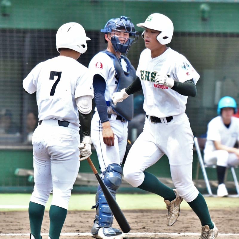 専大松戸─相洋　４回表専大松戸１死、左中間にソロを放った太田（右）＝保土ケ谷