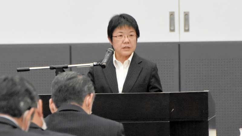 署長や県警本部の幹部職員を前に訓示する田中本部長＝３１日午後、千葉県警本部