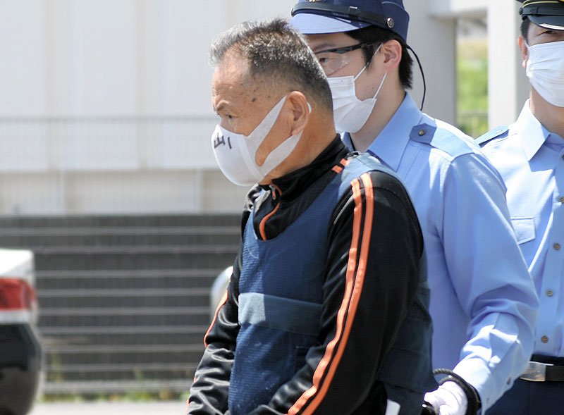 山武署から送検される越川容疑者＝１０日午後０時５分ごろ、山武市
