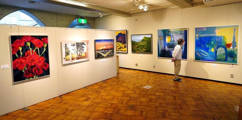 千葉県内で活躍する作家１５人の作品を集めた企画展＝御宿町の月の沙漠記念館

