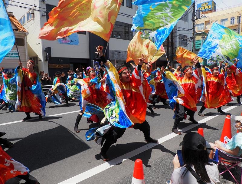 商店街をパレードし、迫力の演舞を披露する「木更津舞尊」の参加連＝３日、木更津市
