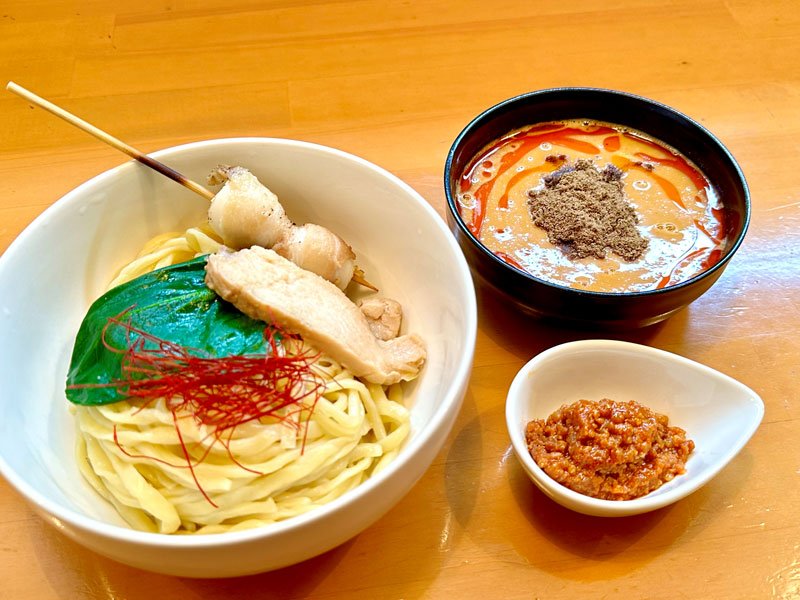 コラボ商品の「濃厚！八街坦々つけ麺」（八街商議所青年部提供）