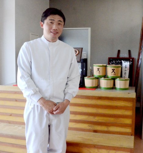 金山寺みそに関して「食べやすさが特徴。新しい味にもチャレンジしている」と話す取締役工場長の石川さん＝東金市