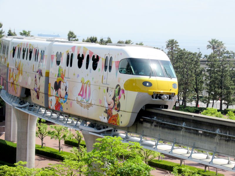 パークを走るモノレールのラッピング車両。ミッキーらディズニーのメインキャストが勢揃い＝浦安市