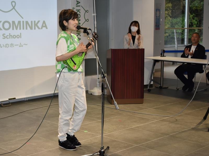 学生イベントで大ヒット曲「ダンシング・ヒーロー」を披露する荻野目さん。その後、時報アナウンスの収録を行った＝３月、佐倉市新町の夢咲くら館
