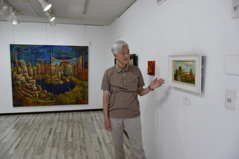 作品を解説する林さん＝千葉市中央区
