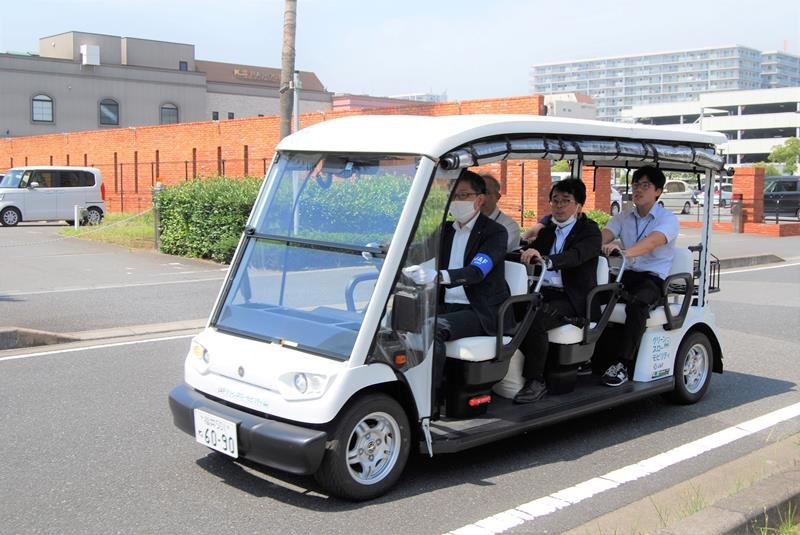 ＪＡＦ千葉支部が開催したグリスロの体験乗車会＝千葉市中央区

