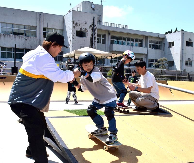 旧長南小学校の校庭に完成したスケートパークで体験イベントを楽しむ子供たち＝２１日、長南町