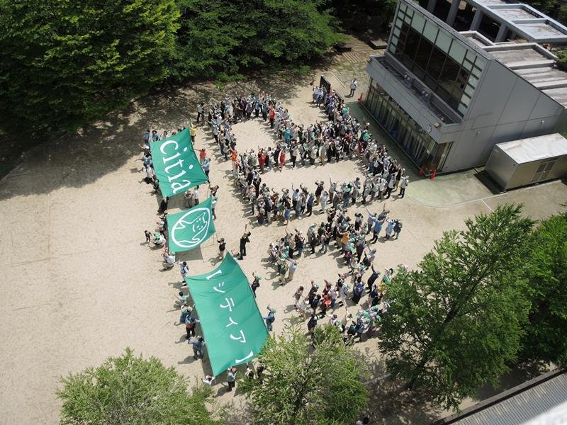 入居開始２０周年を祝い「２０ｔｈ」の人文字が描かれた＝２１日、我孫子市
