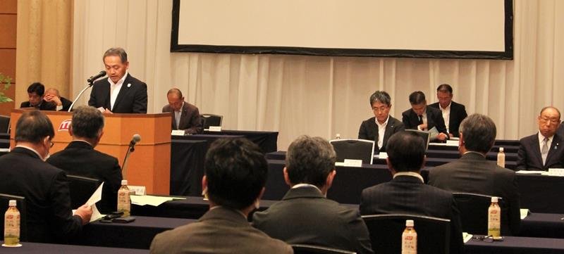 総会で会長あいさつを代読する穴沢副知事（左）＝２３日、千葉市中央区
