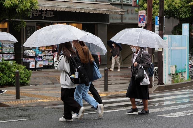 雨が降り気温も下がる中、長袖と長ズボン姿で歩く人が多く見られた＝２３日午後３時５分ごろ、千葉市中央区