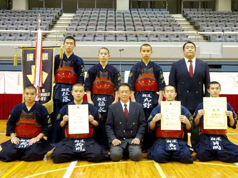 男子団体優勝の翔凜の選手ら