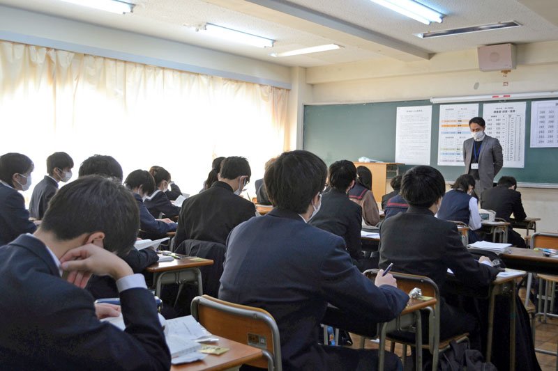 試験に臨む受験生＝２月２１日、千葉市中央区の県立千葉高校
