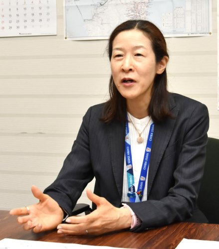 インタビューに応える井上容子県環境生活部長