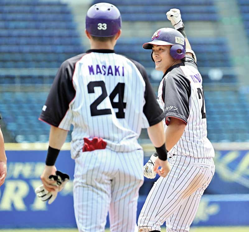 日本製鉄かずさマジック―ホンダ　８回裏日本製鉄かずさマジック１死三塁、勝ち越し打を放った吉田（右）＝ＺＯＺＯマリン