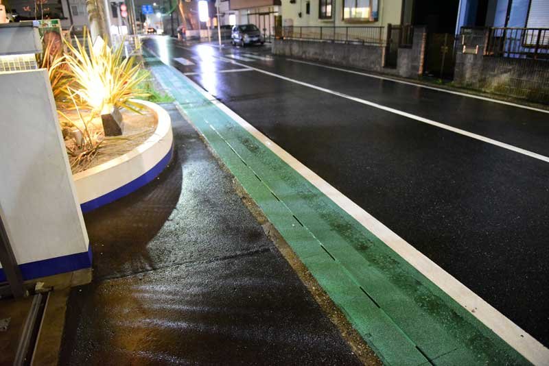 安全対策として路肩をカラー化した通学路＝６日、八千代市大和田
