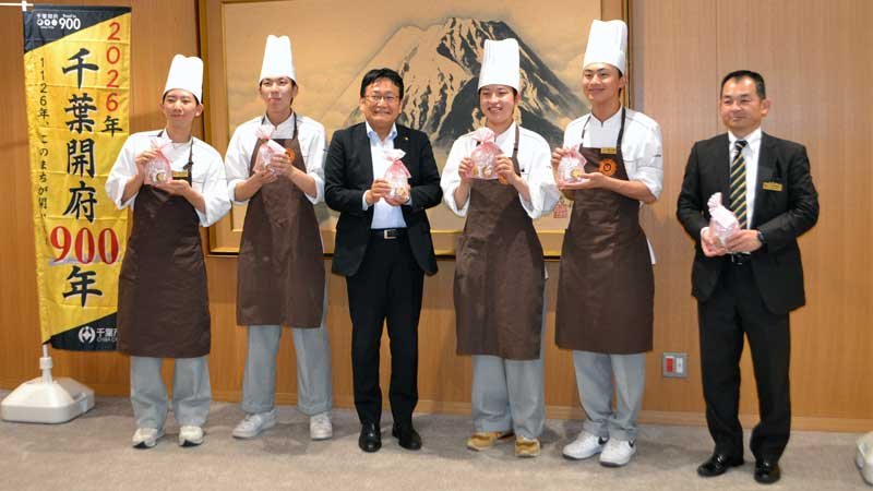 神谷俊一市長（左から３人目）を訪問し、クッキーをＰＲしたハッピー製菓調理専門学校の学生ら＝千葉市役所