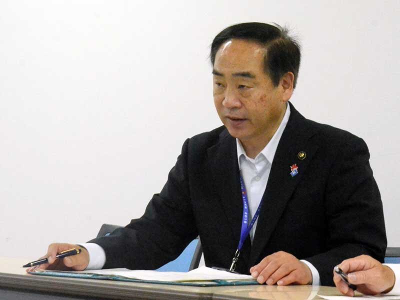 記者会見で市有地の土砂問題について説明する松下市長＝２７日、山武市役所