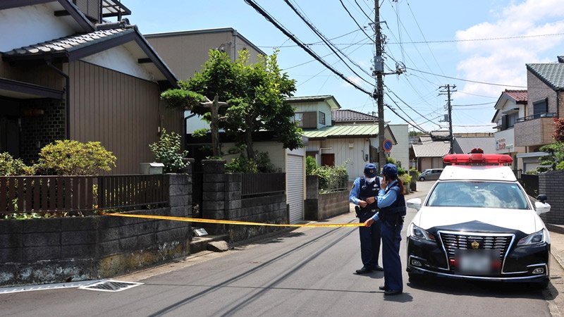 現場周辺で警戒する千葉県警の警察官＝２９日、千葉市中央区（画像一部加工）