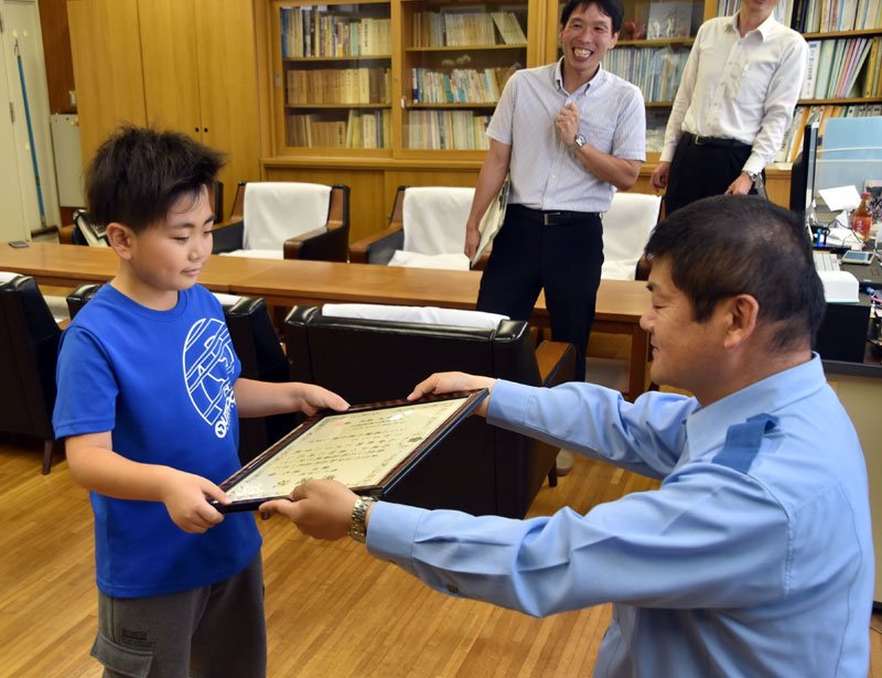 鴨川署の鈴木署長（右）から感謝状を受け取る鎌田君＝１９日、鴨川市