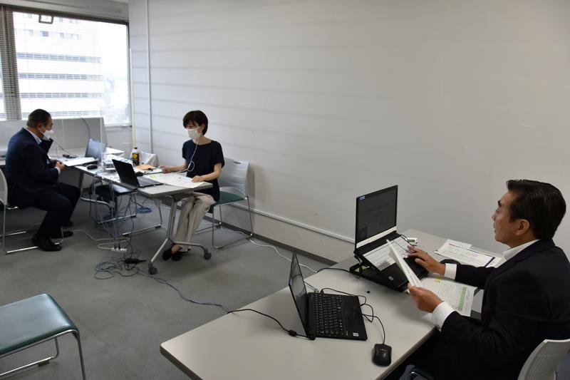 オンラインで開かれた金融機関等連絡会＝千葉市中央区
