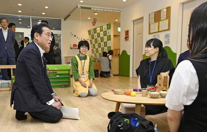 子育て支援施設「ほっとるーむ八柱」を視察する岸田首相（左）＝１日午前、松戸市（代表撮影）（共同）
