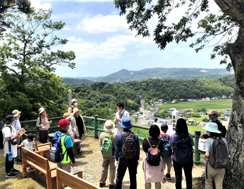 久留里城址資料館から城下を一望し、歴史について説明を受ける参加者＝君津市（千葉県ユニセフ協会提供）