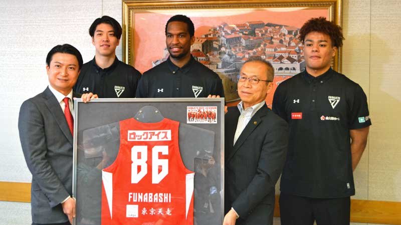 船橋市役所を訪問した（後列左から）佐藤選手、ロー選手、米山選手＝２日