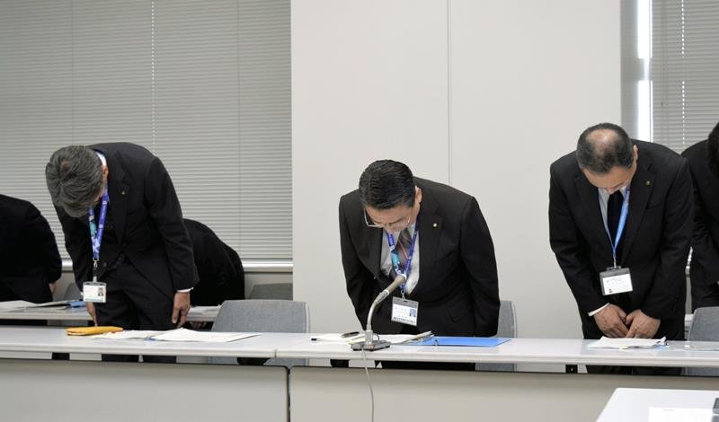 職員の逮捕を受け謝罪する染井次長（中央）ら＝６日、県庁
